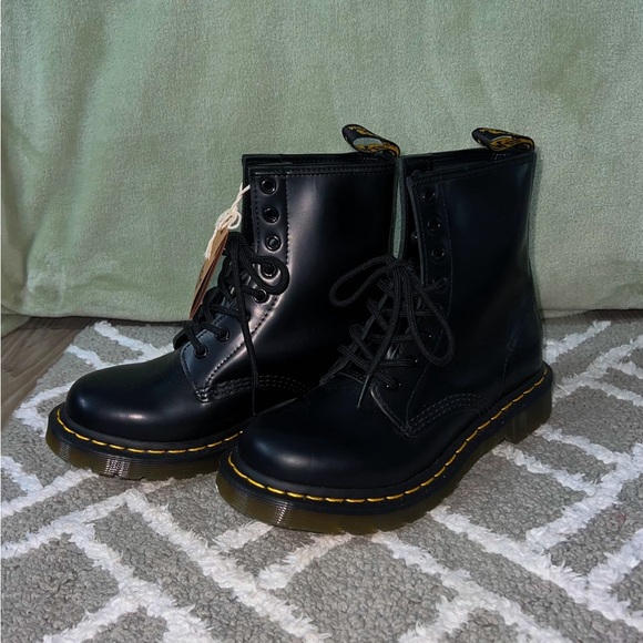 Doc Martens 1460 women’s smooth leather lace up boots. - Picture 2 of 5